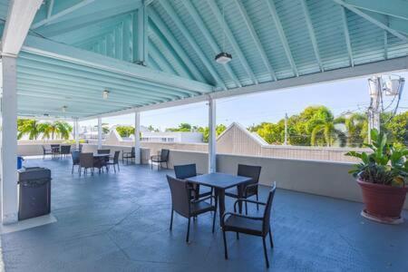 New Casa Caribe By Brightwild- Two-Story Condo Rooftop Pool Key West Dış mekan fotoğraf
